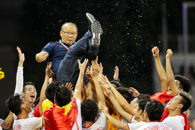 Các cầu thủ Việt Nam công kênh HLV Park Hang-seo trong lễ nhận huy chương vàng tại SEA Games 30. Ảnh: Đức Đồng.