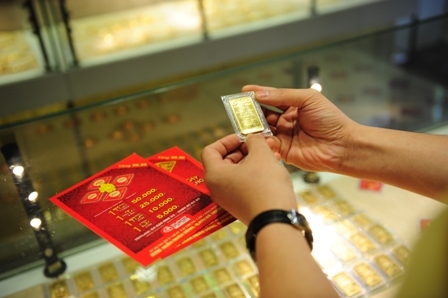 Giao dịch vàng tại Tập đoàn DOJI. Ảnh: PV.
