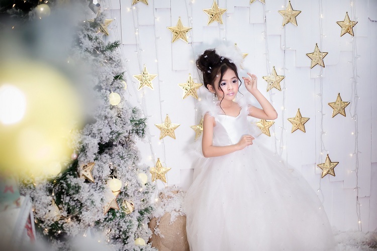 Người mẫu nhí 6 tuổi Võ Ngọc Trâm Anh khoe vẻ tinh khôi trong bộ váy trắng của nàng công chúa tuyết.