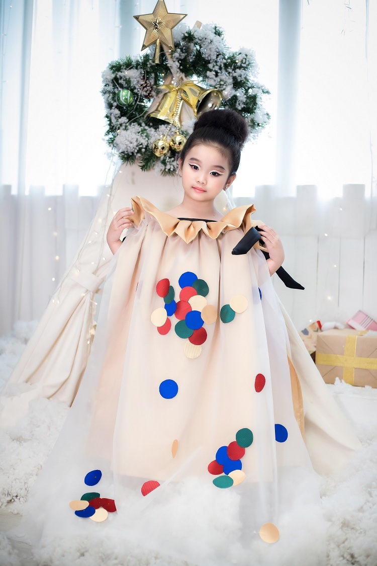 Một trong những thiết kế ấn tượng nhất trong bộ ảnh lần này là chiếc váy được tạo hình như một chiếc chuông Noel của cô bé đáng yêu Nguyễn Ngọc Quỳnh Phương.
