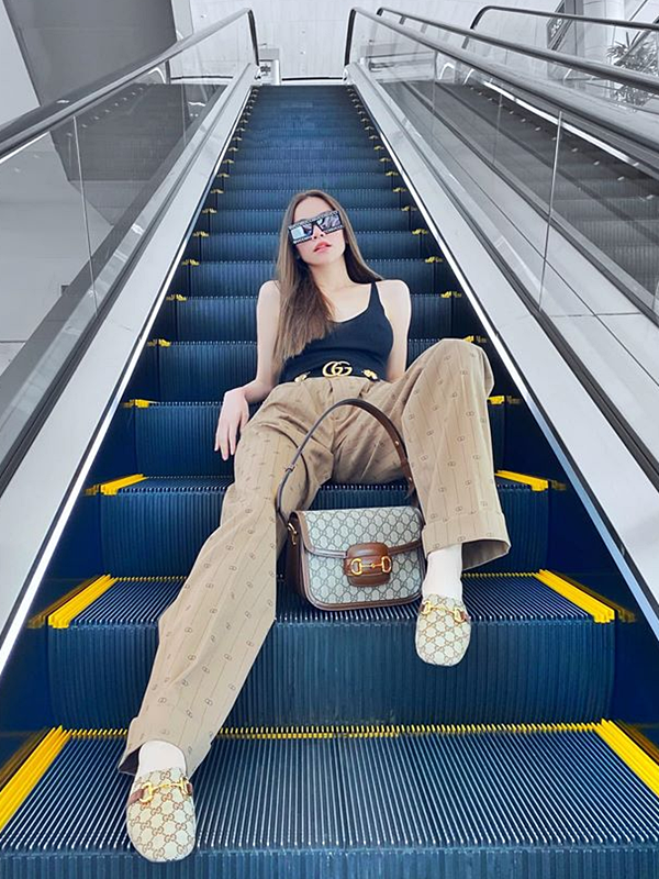 Hồ Ngọc Hà khoe street style trẻ trung với áo hai dây phối quần ống suông. Thắt lưng da đen của Gucci là phụ kiện tạo điểm nhấn cho tổng thể. Để hoàn thiện vẻ ngoài, nữ ca sĩ bổ sung thêm túi xách và giày đồng điệu.