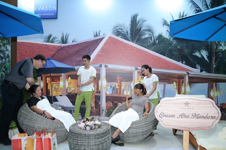 Khách hàng trải nghiệm dịch vụ spa và chăm sóc sức khỏe.