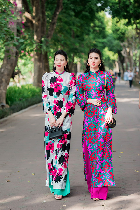 Bộ sưu tập áo dài mới của Kenny Thái rực rỡ sắc xuân với 10 hoạ tiết do anh độc quyền, lấy cảm hứng từ triệu đoá hoa khoe sắc thắm.