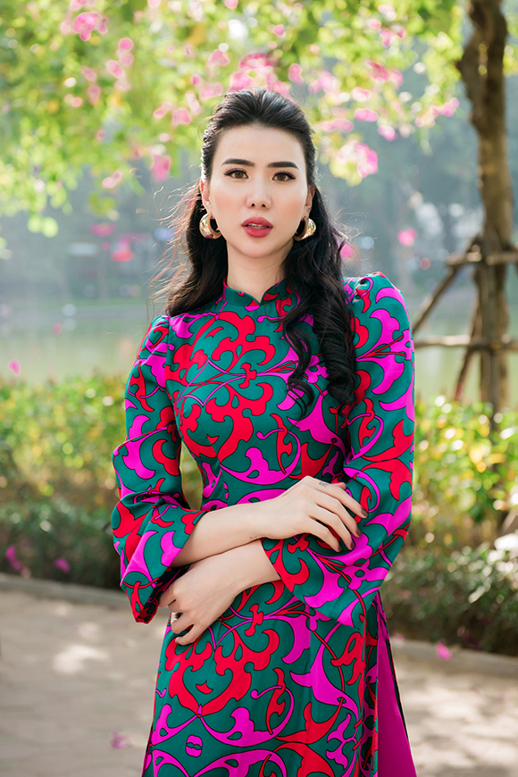 Gần đây có nhiều thông tin về việc Huyền Thư đã ly hôn và có người đàn ông mới nhưng cô đều giữ im lặng. Chia sẻ về điều này, cô nói: Tôi không muốn chia sẻ vì muốn bảo vệ con gái và muốn con không bao giờ phải chịu tổn thương khi ba mẹ nói về nhau trên báo. Giờ đây, Huyền Thư chỉ muốn nói một lời rằng, Huyền Thư đã ly hôn từ rất lâu và giờ mình cũng đã tìm thấy hạnh phúc mới rồi. Hai mẹ con Huyền Thư hiện tại đang sống rất bình yên và hạnh phúc.