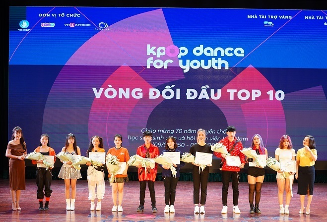 Ngô Lan Chi (ngoài cùng bên trái) tại sân khấu cuộc thi Kpop Dance For Youth Hanoi 2019.
