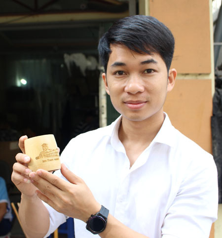Cốc tre là một sản phẩm mới đang được Nguyễn Văn Mão chào bán ra thị trường, giá bán khoảng 40 nghìn đồng. Ảnh: Phạm Nga.