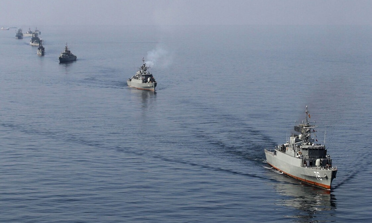 Tàu chiến Iran diễn tập trên eo biển Hormuz năm 2012. Ảnh: AFP.