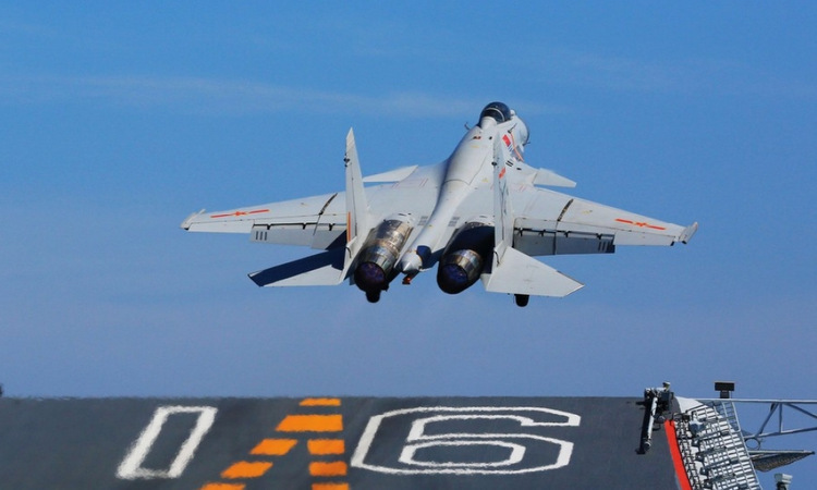 Tiêm kích J-15 cất cánh từ tàu sân bay Liêu Ninh. Ảnh: Bộ Quốc phòng Trung Quốc.