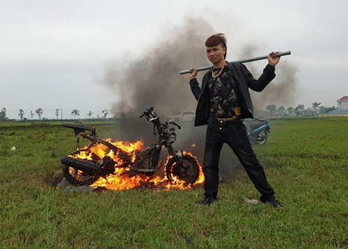 Ngô Bá Khá trong một video đốt xe.