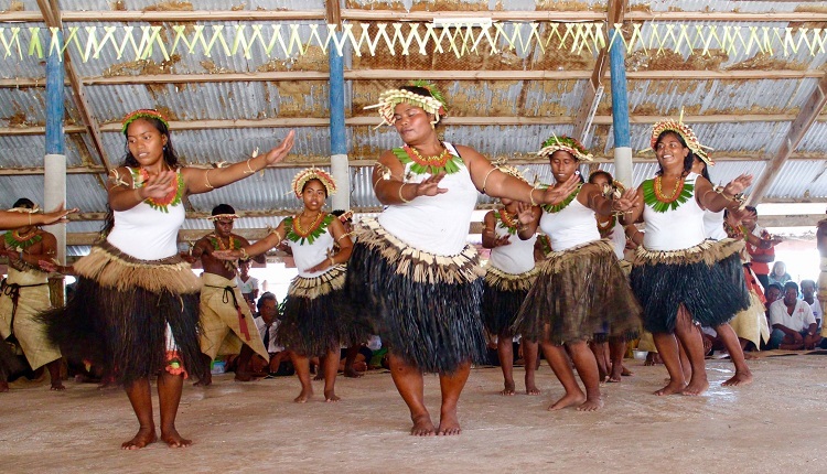 Với người dân Kiribati, năm mới là dịp để tưởng nhớ những người đã khuất. Họ sẽ nhảy múa ăn mừng tưng bừng, thay vì bắn pháo hoa rực rỡ như những quốc gia phát triên. Kiribati độc lập từ năm 1979, cuộc sống của người dân gắn bó với biển. Ảnh: National Geographic.