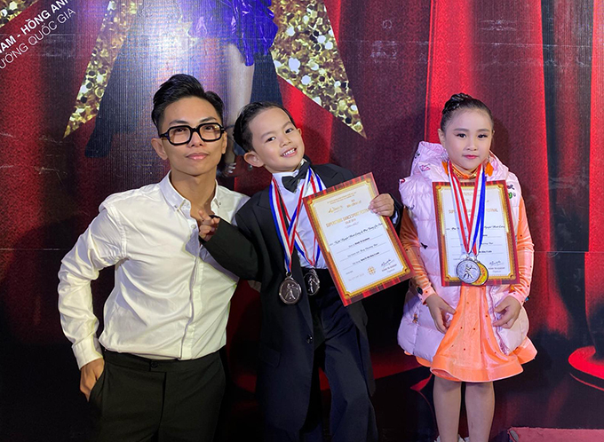 Vợ chồng Khánh Thi - Phan Hiển rất tự hào vì con. Cả hai không định hướng con trai theo nghiệp mình mà chỉ coi đây là cơ hội để cậu nhóc vui chơi.