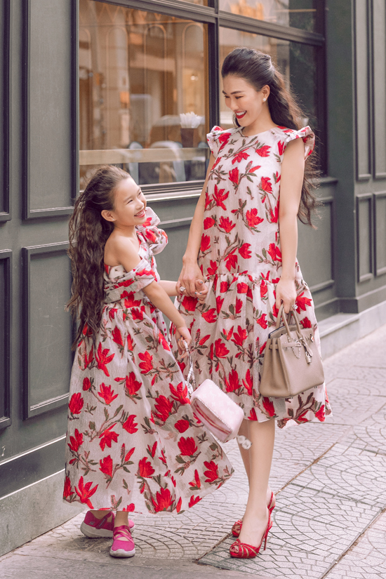 Fashionista Châu lê Thu hằng cùng con gái làm mẫu để giới thiệu các mẫu váy đặc biệt phù hợp với không khí lễ hội cuối năm