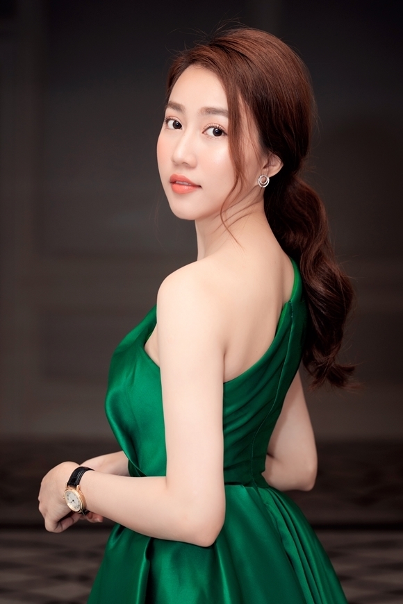 Buổi triển lãm diễn ra trong ba ngày 26,27 và 28/12. Huỳnh Hồng Loan có mặt hôm khai mạc. Cô diện đầm lệch vai, mang phụ kiện gồm khuyên tai kim cương, đồng hồ Breguet và nhẫn Cartier.