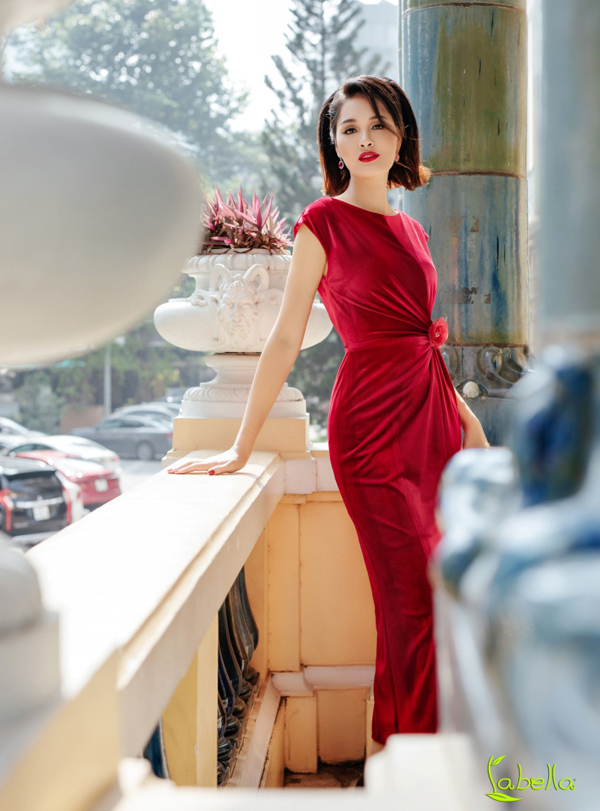 Hoa hậu Hương Giang khoe vóc dáng khi diện trang phục nhung