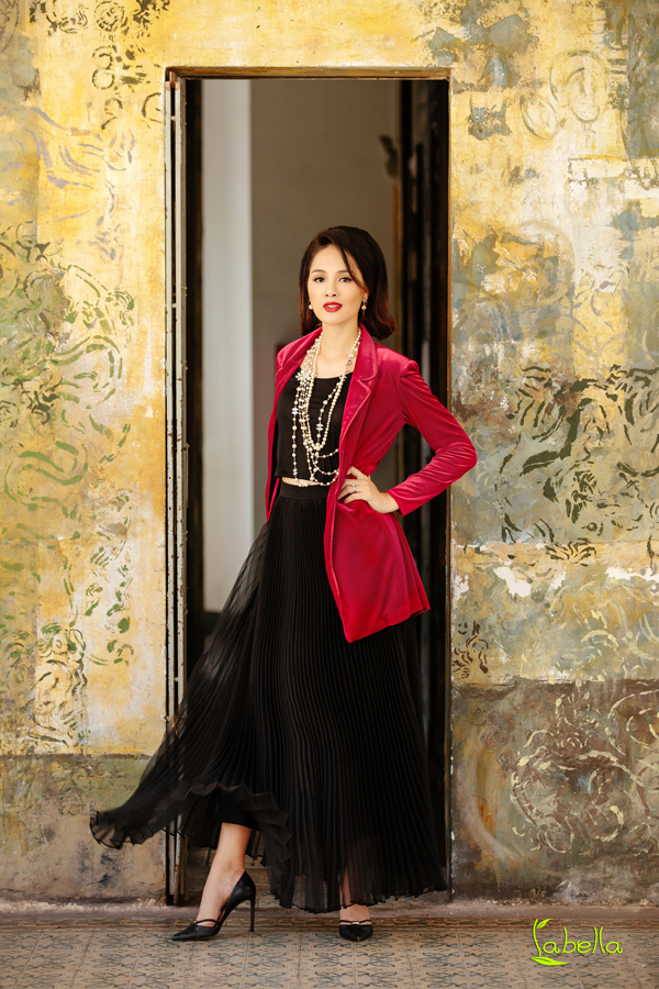 Hoa hậu Hương Giang khoe vóc dáng khi diện trang phục nhung - 9