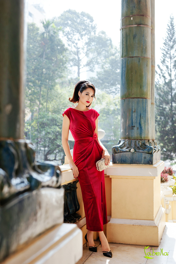 Hoa hậu Hương Giang khoe vóc dáng khi diện trang phục nhung - 2