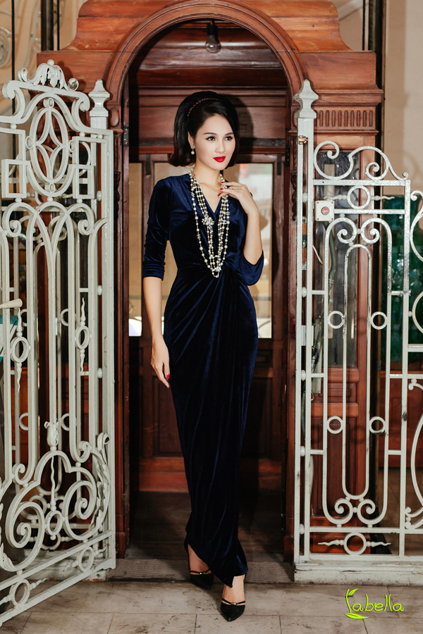 Hoa hậu Hương Giang khoe vóc dáng khi diện trang phục nhung - 4