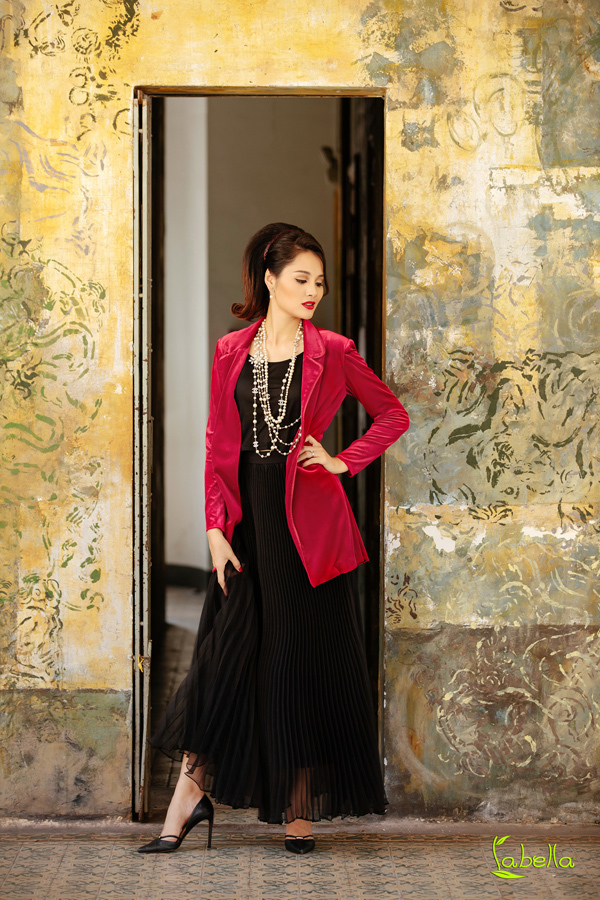 Hoa hậu Hương Giang khoe vóc dáng khi diện trang phục nhung - 8