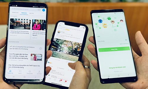 Người dùng trải nghiệm các mạng xã hội: Lotus, Facebook, Gapo. Ảnh: Anh Tú.