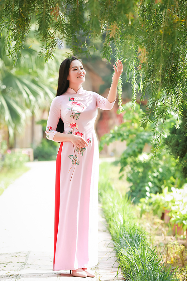 Minh Cúc chia sẻ, cô cũng không ngờ bản thân khi mặc áo dài lại có thể dịu dàng đến vậy. 