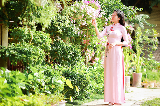 Bộ sưu tập mới của nhà thiết kế Hương Ly bao gồm nhiều mẫu áo dài thêu hoa, thích hợp cho phái đẹp diện dịp Tết Nguyên đán. 