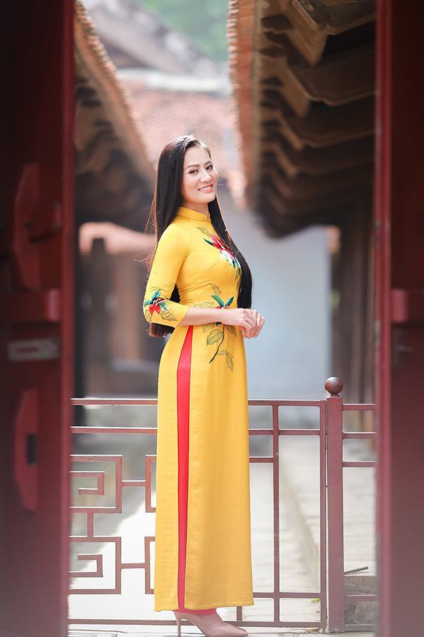 Trong phim truyền hình Về nhà đi con, Minh Cúc vào vai Xinh, người phụ nữ thô lỗ, bặm trợn luôn khuyến kích Khải (Trọng Hùng) chơi cờ bạc và bỏ vợ. 