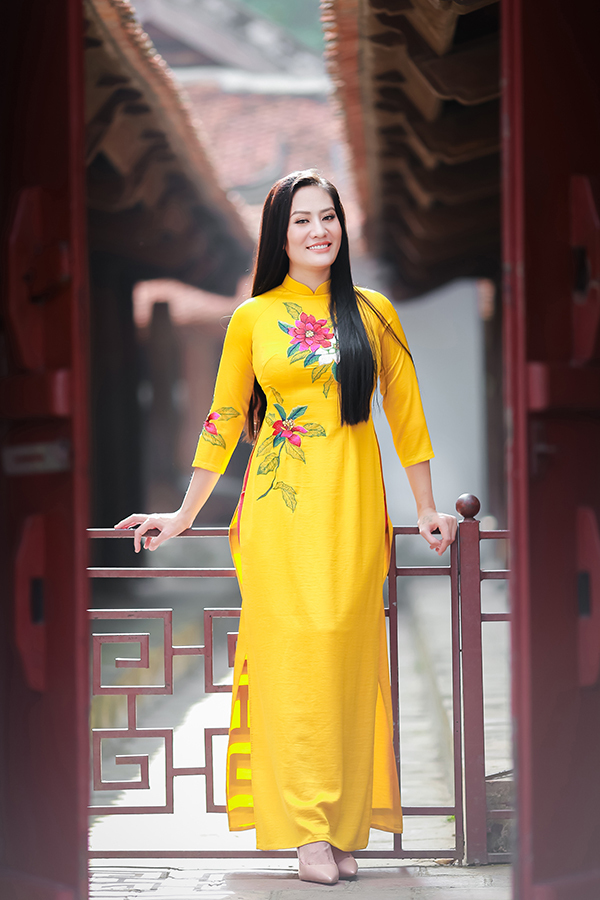 Ở đời thường, cô yêu thích trang phục thoải mái, năng động. Vì vậy, khi diện áo dài, cô khiến nhiều người bất ngờ vì vẻ dịu dàng trong trang phục áo dài.