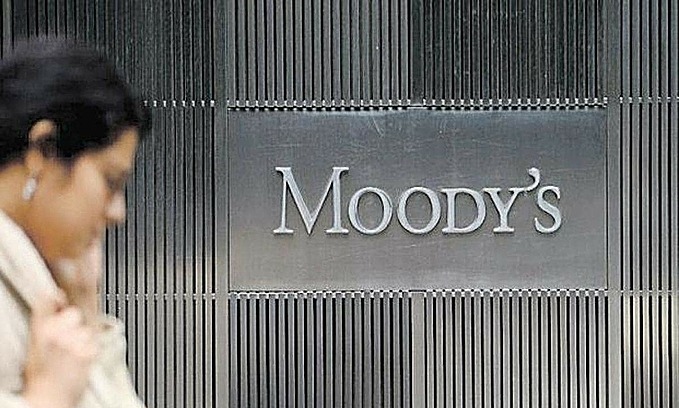 Logo của Moodys bên ngoài trụ sở tại New York, Mỹ. Ảnh: Reuters.