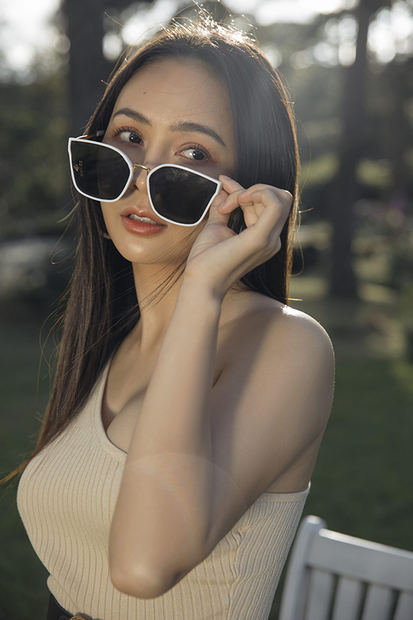 Những phụ kiện hàng hiệu như kính mắt, thắt lưng Gucci hay khuyên tai to bản khiến nữ ca sĩ trông sành điệu hơn.