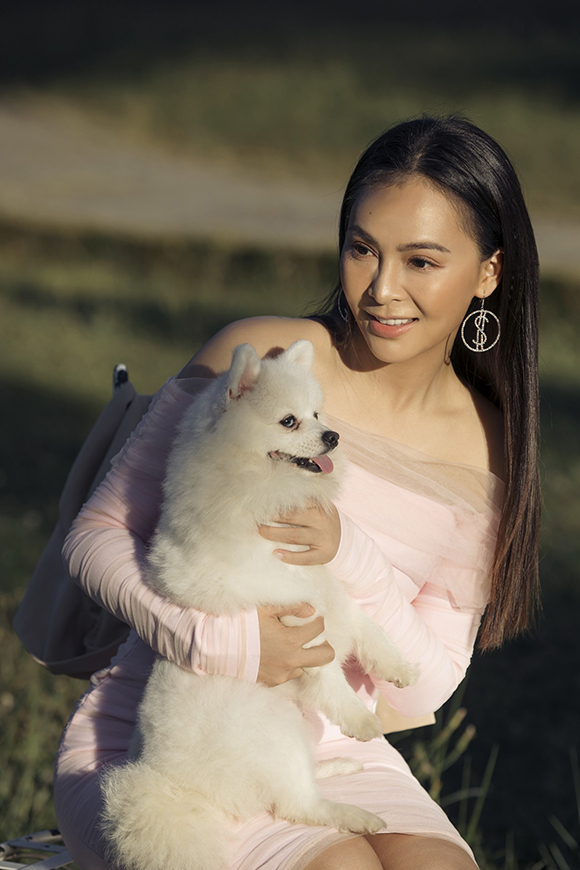 Thiết kế trễ vai với khoảng hở vừa phải giúp cô khoe được đôi xương vai xanh gợi cảm nhưng vẫn đảm bảo sự kín đáo và giữ ấm trong tiết trời se lạnh.