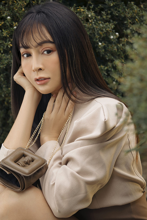 Mái tóc thẳng cùng kiểu trang điểm nhạt giúp tôn lên vẻ trẻ trung cho gương mặt.