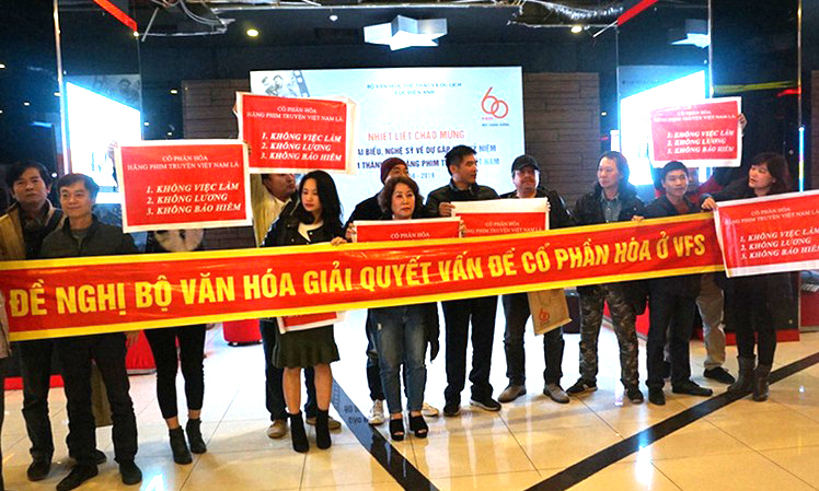 Nghệ sĩ mang theo băng rôn trong buổi lễ ở Trung tâm Chiếu phim quốc gia, do Bộ Văn hóa, Thể thao và Du lịch, Cục Điện ảnh phối hợp tổ chức, sáng 24/12. Ảnh: ND.