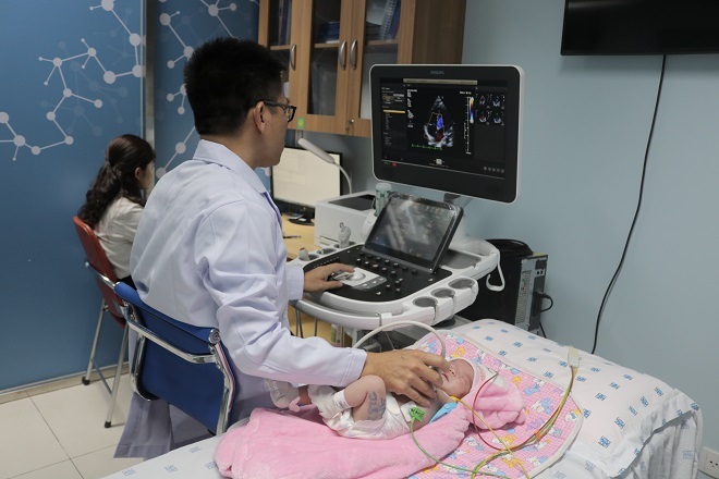 PGS.TS.BS Lê Minh Khôi siêu âm kiểm tra tim cho bé trước khi xuất viện (Ảnh: BVCC)
