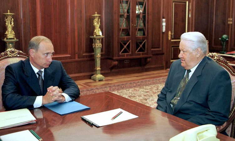 Putin (trái) và Yeltsin họp tại Điện Kremlin hồi tháng 7/1999. Ảnh: AFP.