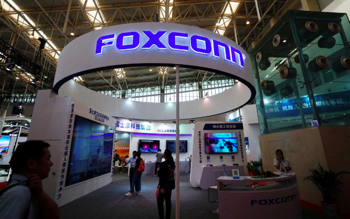Khách tham quan gian hàng của công ty Đài Loan Fox Conn tại một triển lãm ở thành phố Thiên Tân, Trung Quốc hồi tháng 5/2018. Ảnh: Reuters