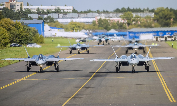 Tiêm kích Su-57 dàn hàng tại triển lãm hàng không Moskva hồi tháng 8. Ảnh: Russian Planes.