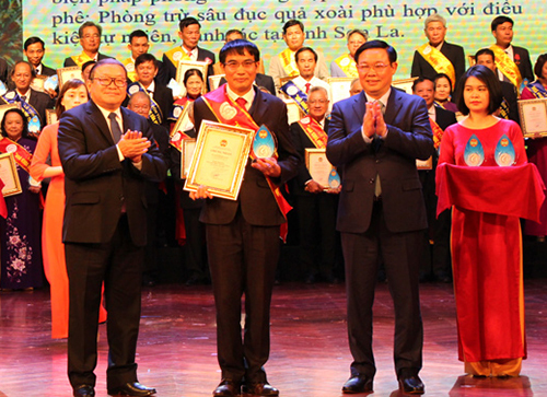 Phó Thủ tướng Vương Đình Huệ (bìa phải) trao giải cho TS Vũ Quang Giảng, Đại học Tây Bắc.