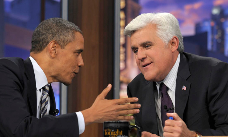 Triệu phú Jay Leno trò chuyện cùng cựu Tổng thống Obama trong một chương trình truyền hình. Ảnh: AP.