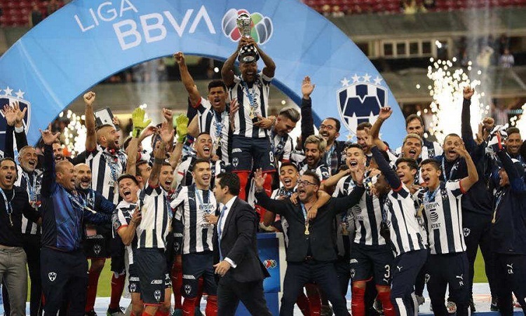 Mohamed chia vui cùng các cầu thủ khi nhận Cup vô địch. Ảnh: EFE.