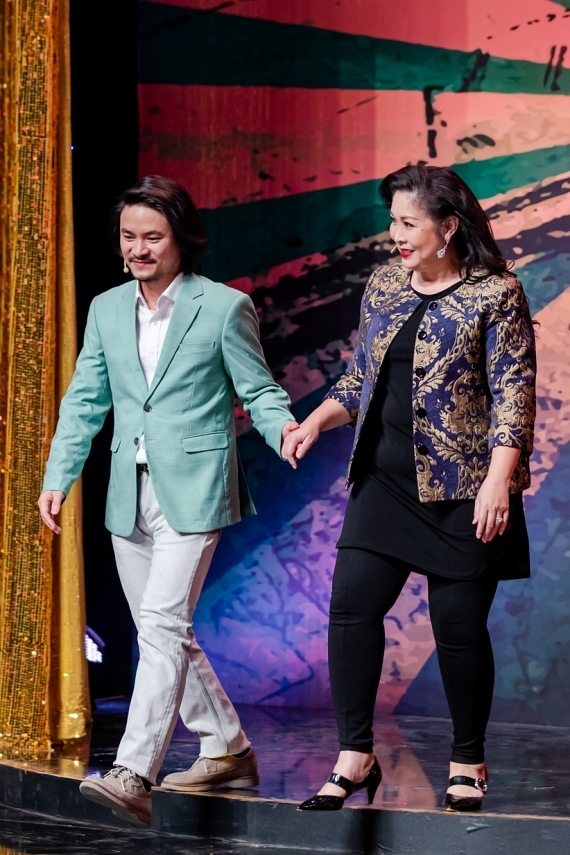 NSND Hồng Vân (phải) và đạo diễn Hoàng Nhật Nam đảm nhận trò chuyện cùng khách mời.