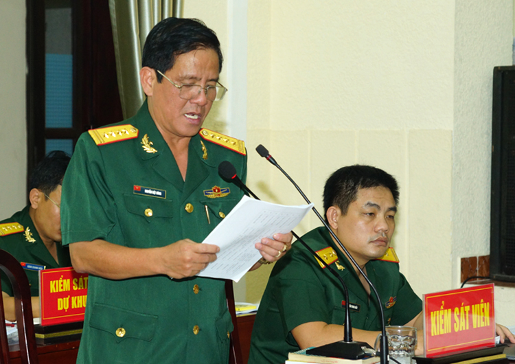 Đại diện VKS Quân sự Quân khu 7 luận tội các bị cáo. Ảnh: Tòa án Quân sự Quân khu 7.