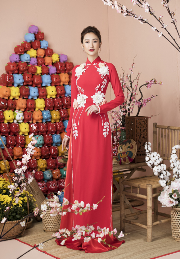 Á hậu Hà Thu diện áo dài đón xuân