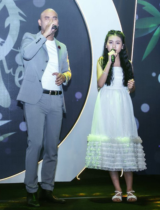 [CaptionBé Bảo An sau đó thể hiện xuất sắc màn song ca Đạo Làm Con 1 cùng A Tuân, khiến khán giả không thể rời mắt khỏi sân khấu.