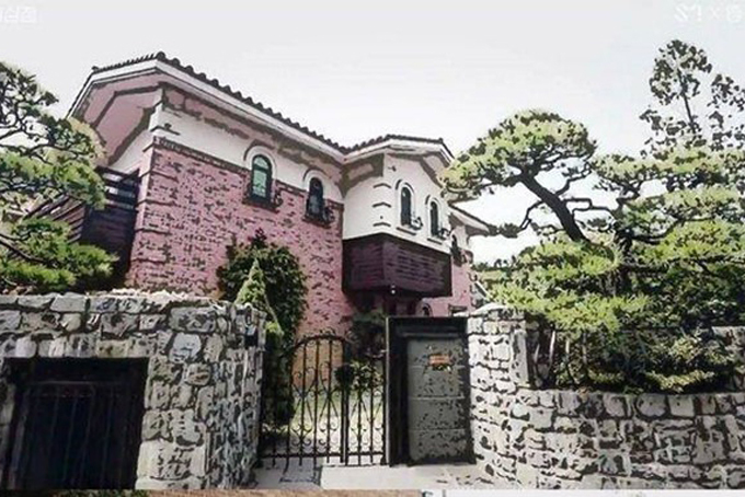 Cuối năm 2018, trong chương trình Jinri Market, Sulli đã tiết lộ hình ảnh về căn nhà mới của mình. Đây là lần đầu tiên cô chia sẻ về không gian sống với người hâm mộ. Đây là một căn nhà 2 tầng rộng rãi và thoáng mát. Sulli cho biết cô sống ở tầng 2, còn anh trai sử dụng tầng trệt của ngôi nhà này. Cô nói: Đây không phải là lần đầu tiên tôi chuyển nhà nhưng cảm giác như lần đầu tiên. Bởi đây là lần đầu tiên tôi chuyển về căn nhà do chính mình sở hữu. Tôi sẽ sống với anh trai tôi trong ngôi nhà mới của tôi.