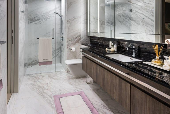 Phòng tắm được thiết kế trang nhã, gam màu trắng sáng lót đá cẩm thạch cao cấp. 