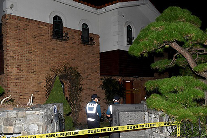 Hiện cảnh sát đã phong tỏa căn nhà để điều trai thêm về nguyên nhân cái chết của cô. Một số vật dụng trong nhà cũng được đưa đi cùng đoàn khám nghiệm, trong đó có cả chú mèo cưng mà Sulli nuôi từ nhiều tháng qua.