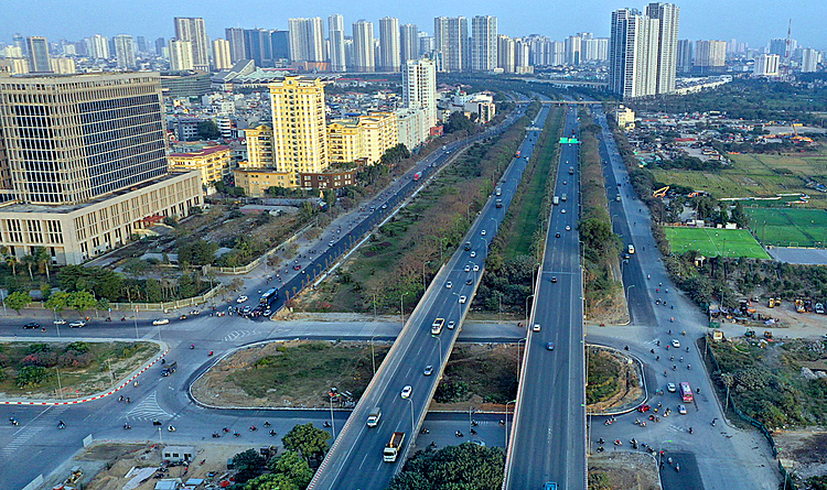 Đường gom Đại lộ từ đoạn từ nút giao với đường Lê Quang Đạo về trung tâm Thành phố được hoàn thiện, tuy nhiên chưa được kẻ vạch phân làn.Ảnh;Giang Huy