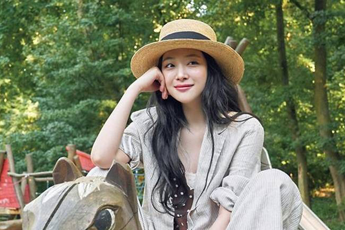 Cố ca sĩ tên thật là Choi Jin Ri, sinh năm 1994 tại Busan. Cô gia nhập làng giải trí  với vai công chúa Sun Hwa trong phim The Ballad of Seodongvào năm 2005, khi mới 11 tuổi. Sulli vào làng giải trí năm 2005, với một phim của đài SBS. Năm 2009, cô gia nhập nhóm nhạc f(x). Cô rời nhóm năm 2015.Sulli khởi nghiệp với vai công chúa Sun Hwa trong phim The Ballad of Seodong. Năm 2009, cô ra mắt với vai trò thành viên nhóm nhạc f(x) và nhanh chóng được yêu thích bởi hình ảnh xinh đẹp, trong sáng.