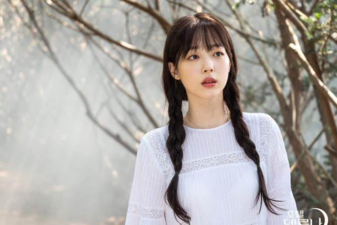 Chiều 14/10, JoongAng Ilbo đưa tin đồn cảnh sát Seongnam (Gyeonggi, Hàn Quốc) thông báo quản lý của Sulli (Choi Jin Ri) phát hiện thấy thi thể nữ ca sĩ tại một tòa nhà chung cư ở thành phố Sujeong-gu, Seongnam, vào khoảng 15h20 và gọi cảnh sát. Theo iMBC, cảnh sát xác nhận Sulli tự sát do không tìm thấy dấu hiệu xảy ra án hình sự tại hiện trường. Hiện vụ việc đang được điều tra sâu.