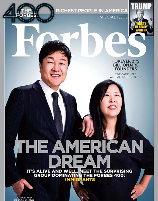 Vợ chồng nhà sáng lập F21 ông Do Won Chang và bà Jin Sook từng xuất hiện trên trang bìa tạp chí Forbes năm 2017. Ảnh: Forbes. 